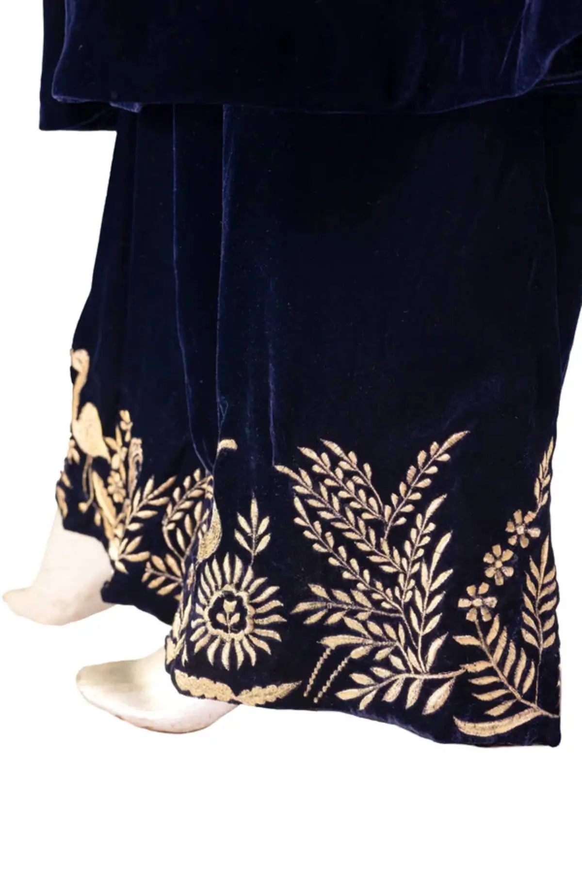 Blue Opulence-Stunning velvet Pakistani formal suit for winter weddings