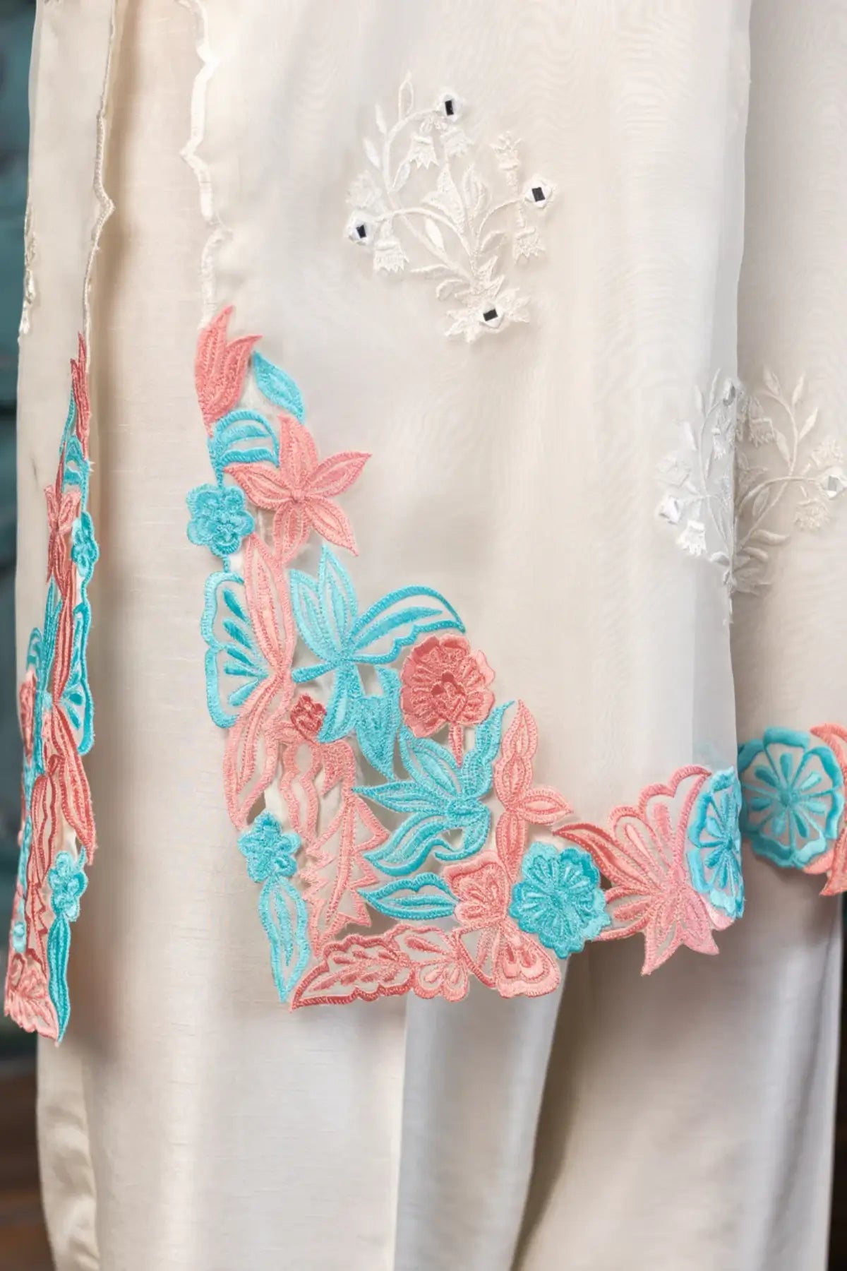 Mishal – Trendy Off-White Organza 3PC Pakistani Outfit Online Today
