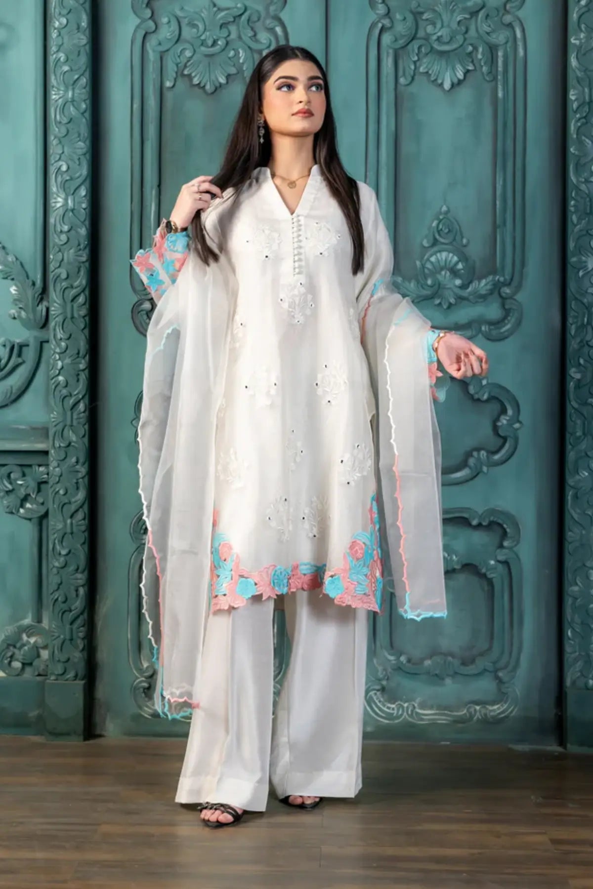 Mishal – Trendy Off-White Organza 3PC Pakistani Outfit Online Today