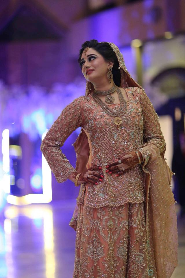 Peach pink organza kurti and farshi lehenga with embroidered dupatta – Pakistani bridal outfit for USA, Canada, and Europe.