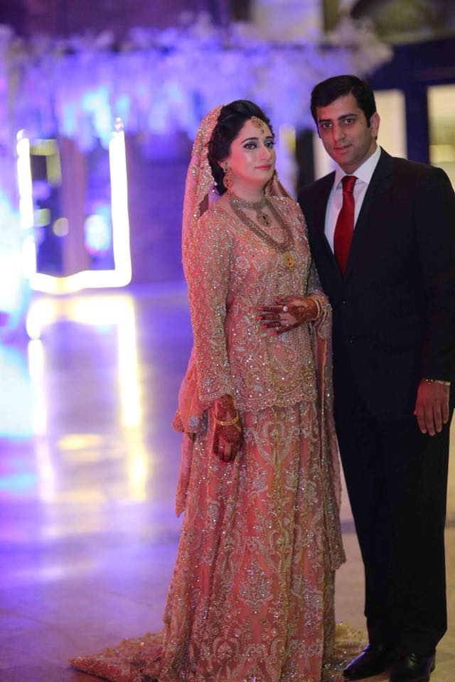 Peach pink organza kurti and farshi lehenga with embroidered dupatta – Pakistani bridal outfit for USA, Canada, and Europe.